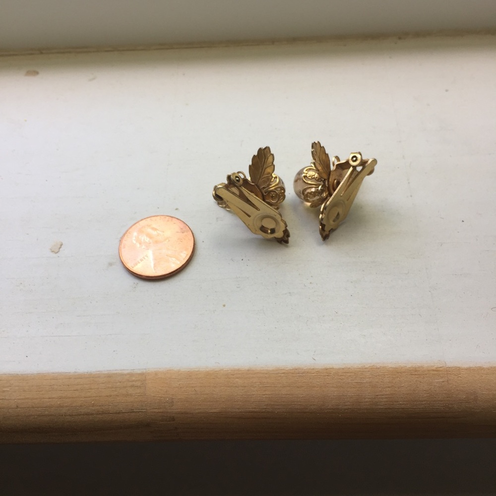 Lovely floral motif clip earrings - Picture 3 of 3